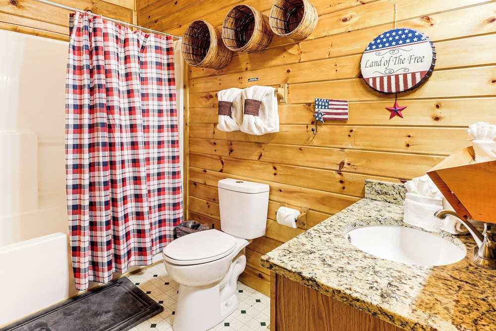 Cabin w/ Deck, Hot Tub & Douglas Lake Resort Perks