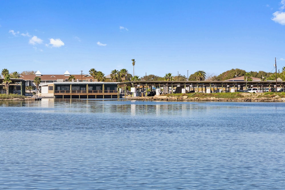 Bluff's Landing Lodge