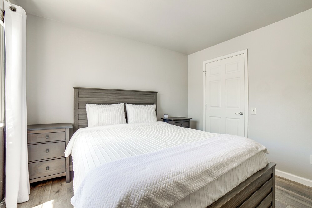 3 Mi to Dtwn: Gated Condo w/ Patio in Reno!
