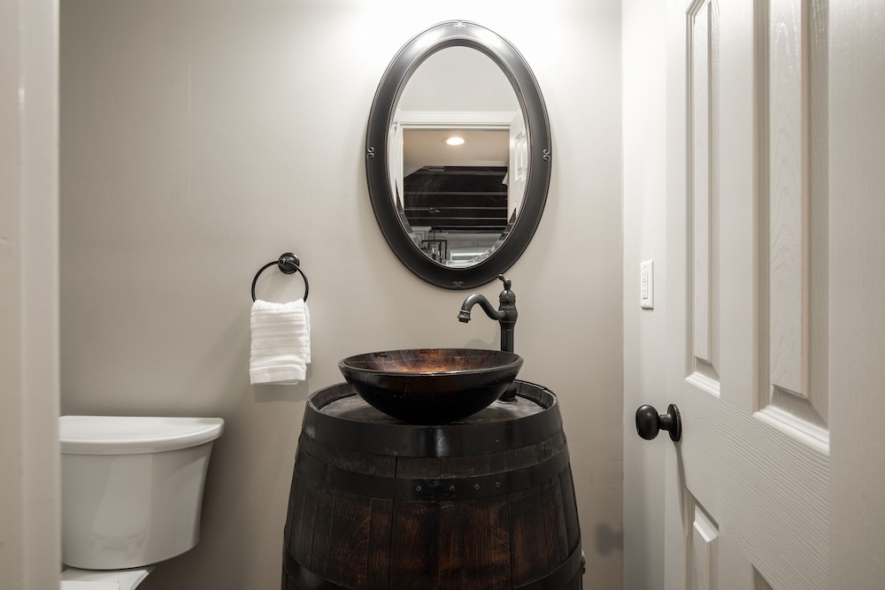 Chateau Syrah by Avantstay Picturesque Estate w Pool Hot Tub Pool Table Table Tennis New Pickleball Court Basketball Hoop
