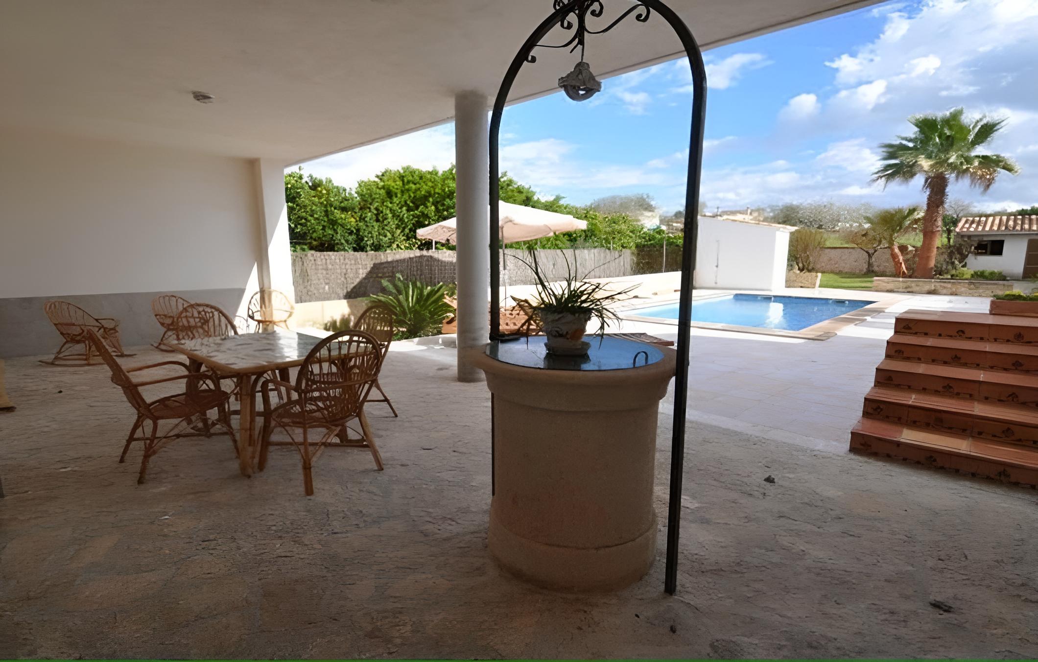 Llubi Pool and Views
