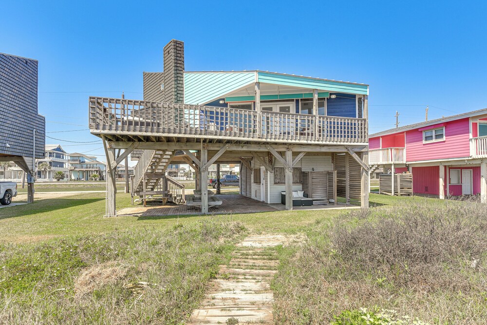 Beachfront Retreat: West End Home in Galveston!
