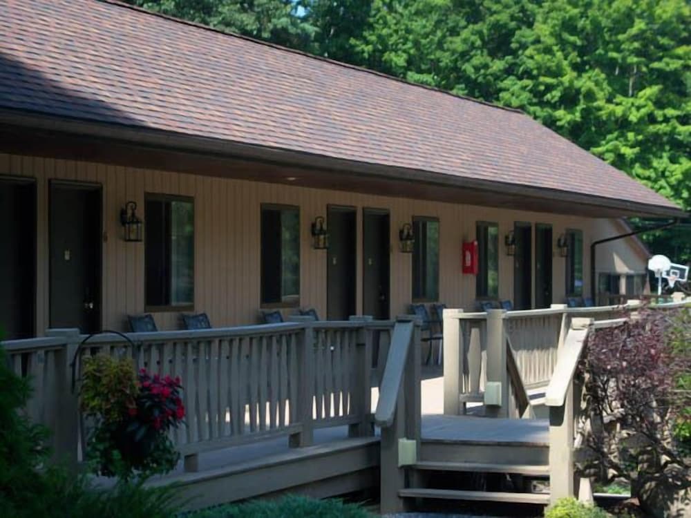 Tall Pines Motel