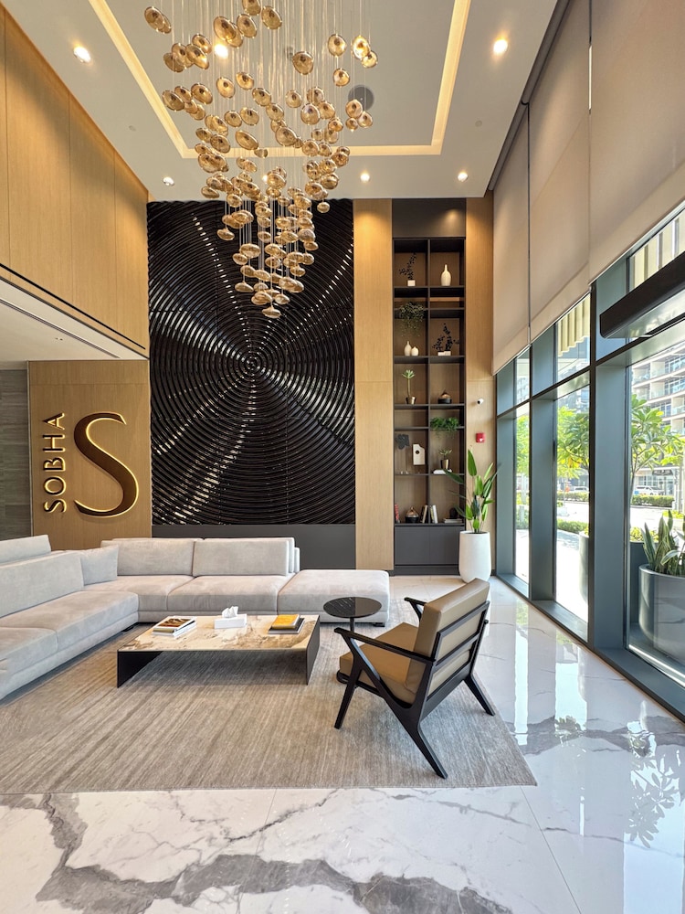 PVH - Stylish 1BR with Study - The Crest