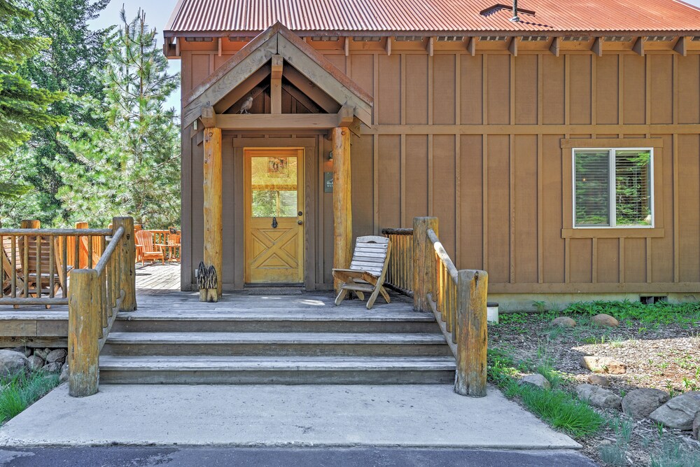 Klamath Falls Vacations - Bright Klamath Falls Cabin w/ Deck Mtn Views! - Property Image 5