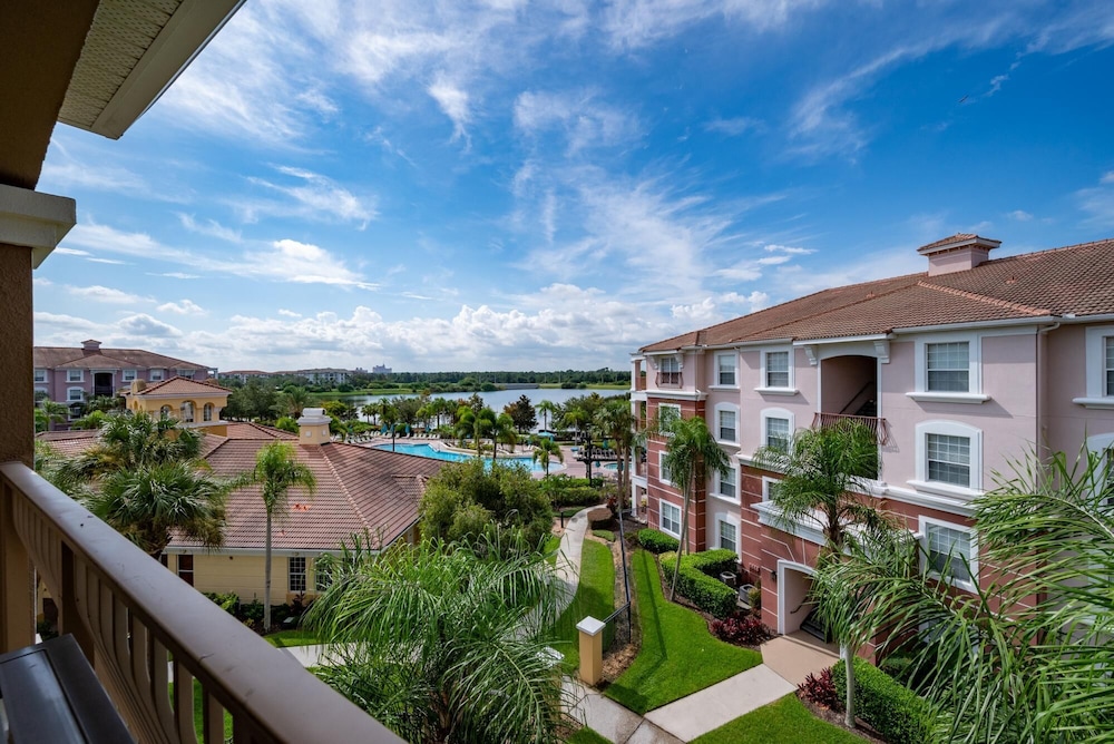 New Vista Cay Penthouse Chic Pool and Lake View Close to all Parks Walk to Convention Center