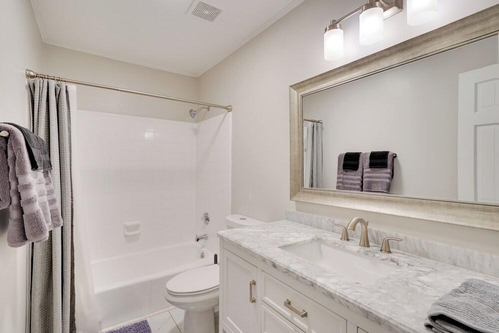 7 Mi to Dtwn Raleigh: Townhome w/ Deck!