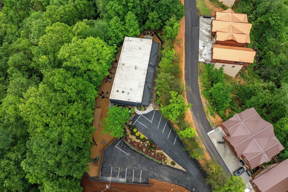 Indoor Heated Pool, Game Room, Hot Tub, Firepits & Spacious Lodge Perfect for Families, Groups & Friends 2 Firefly Mountain Suites by Avantstay