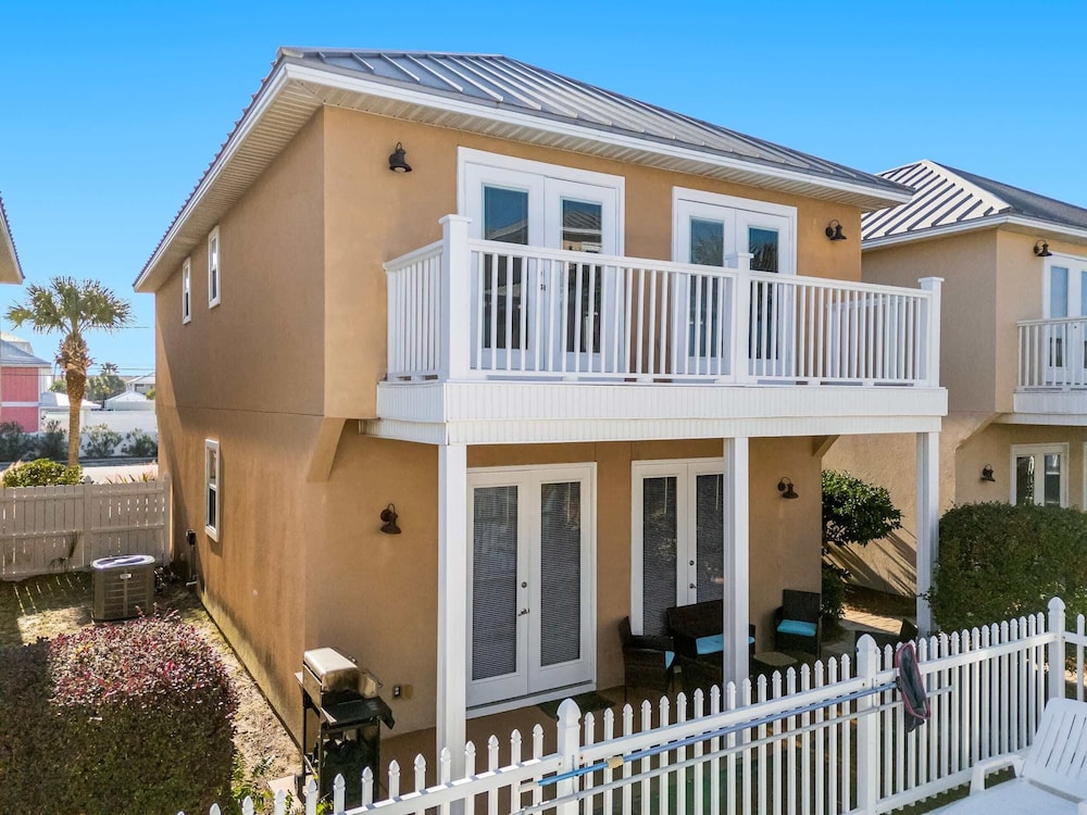 Palm Breeze Retreat Sleeps 10!