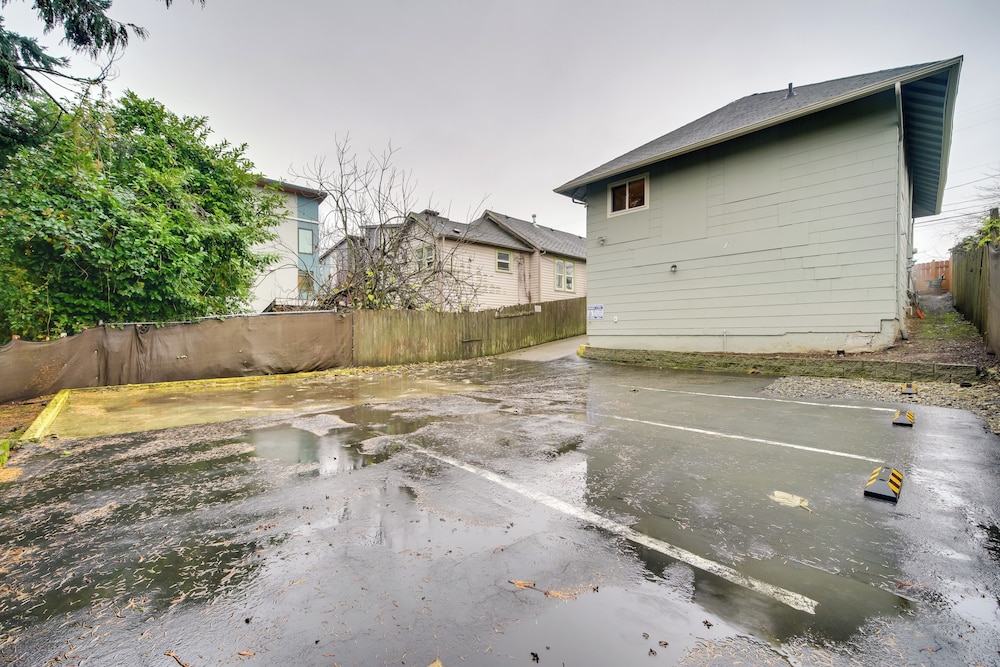 2 Mi to Lumen Field! 2nd-floor Apartment w/ Deck