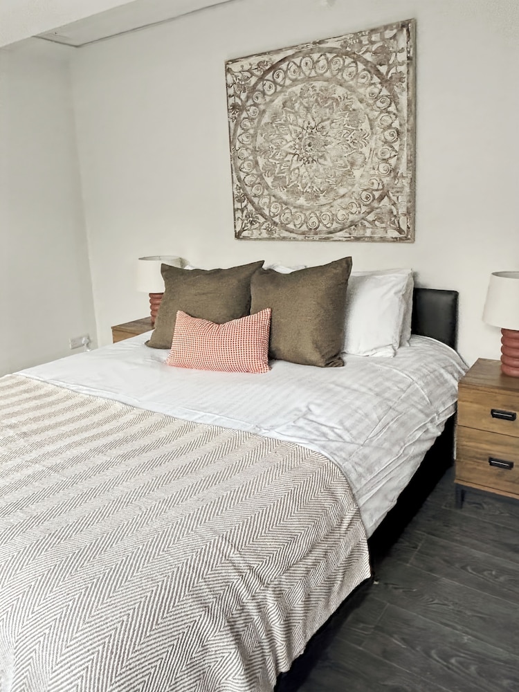 Family Holiday Home With Hot Tub & Sauna Sleeps 8