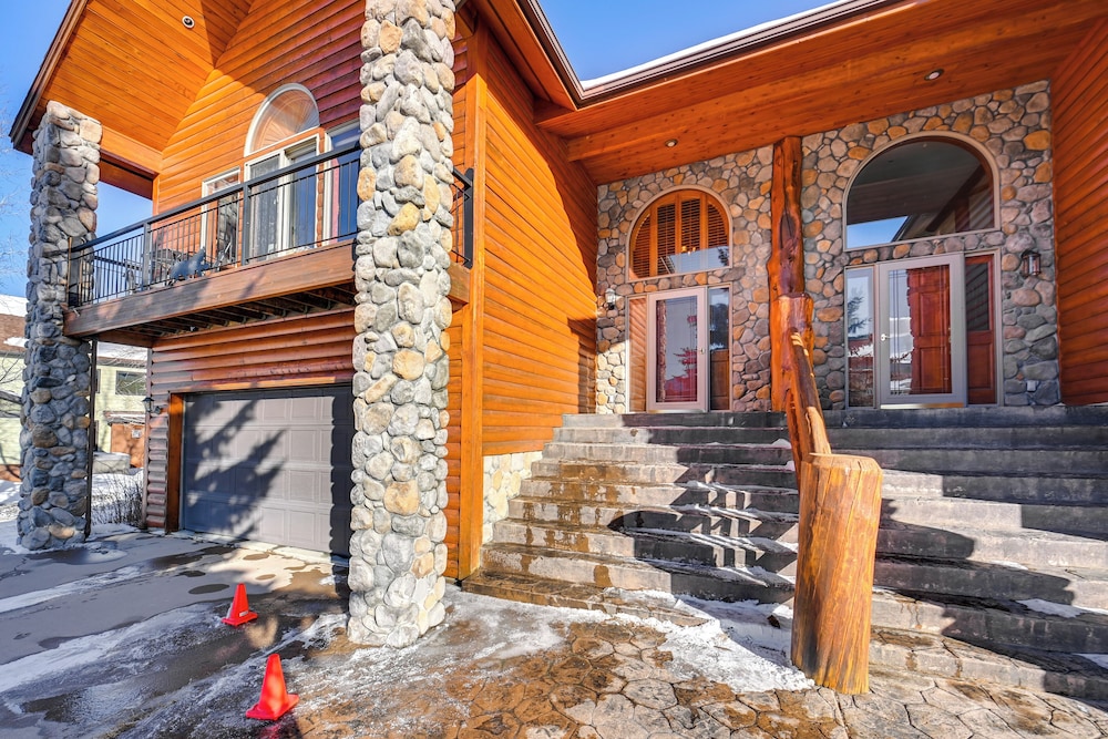 3 Mi to Dtwn: Mtn-view Red Lodge Retreat!
