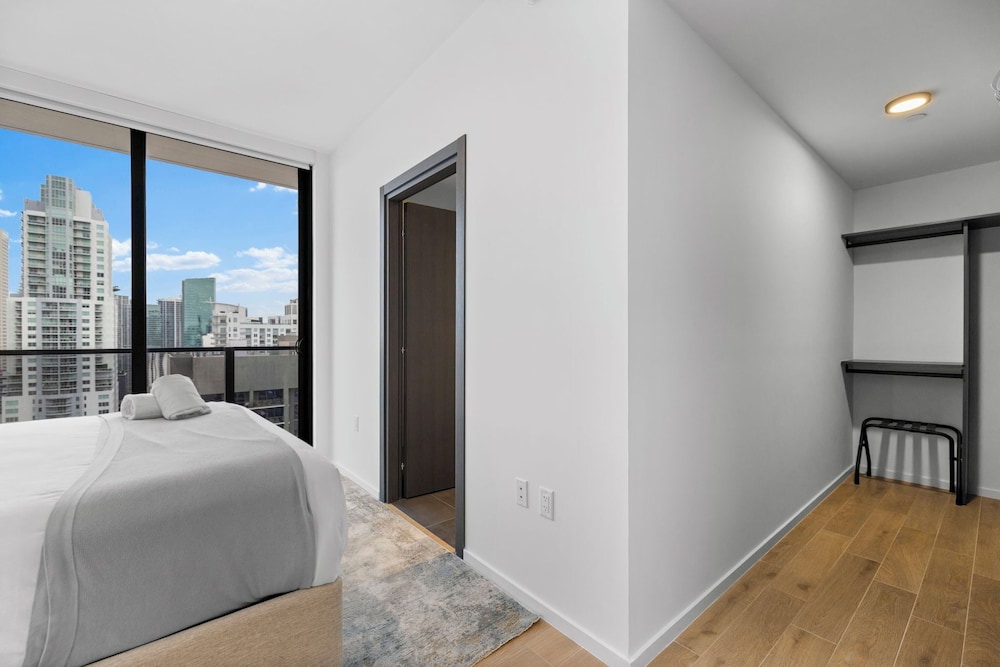 Luxury Spacious Condo at Downtown Miami