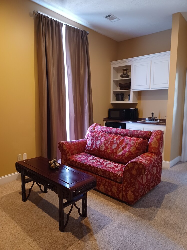 Natchez Manor Bed & Breakfast