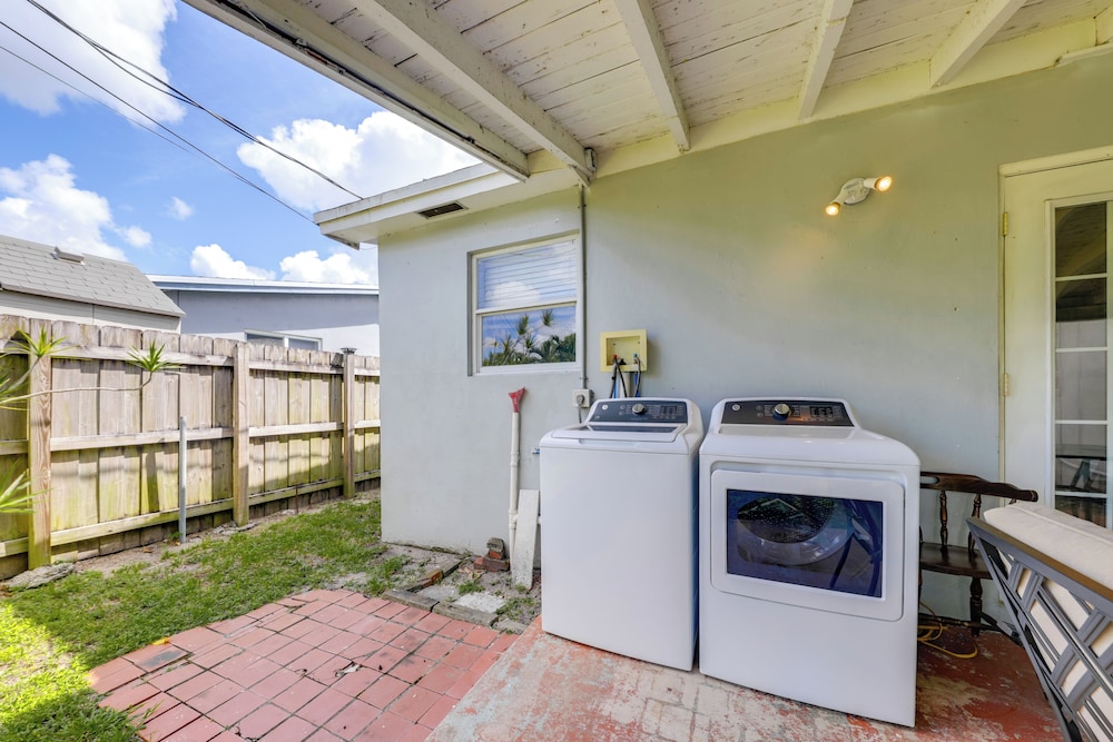Fenced-in Yard: Home 3 Mi to Hard Rock Stadium!
