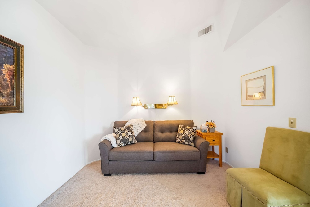 Charming Condo With Golf Course View