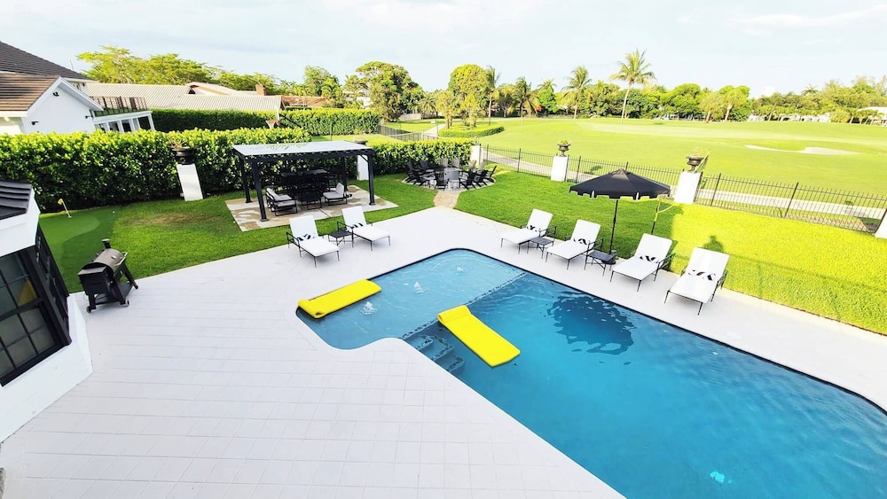 New 5 Bedroom Modern Villa on Golf Course