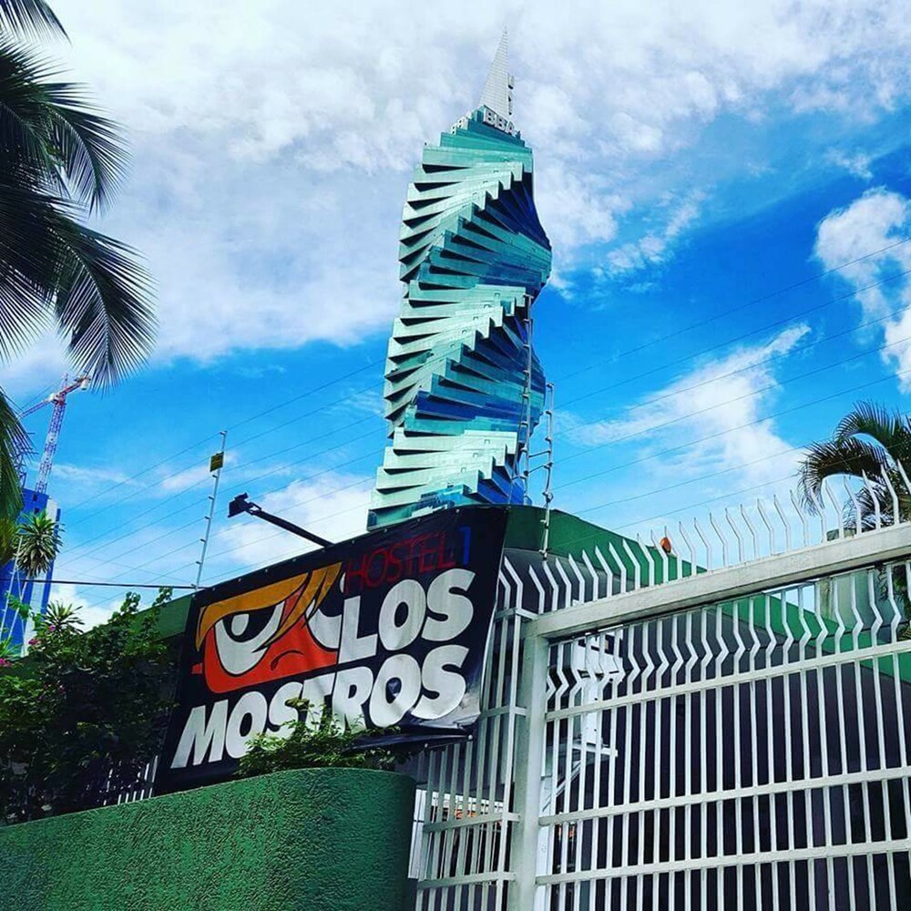 Los Mostros Hostel