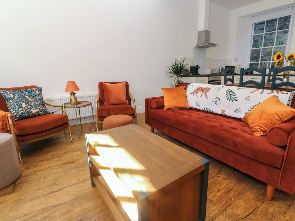 2 Regent Mews