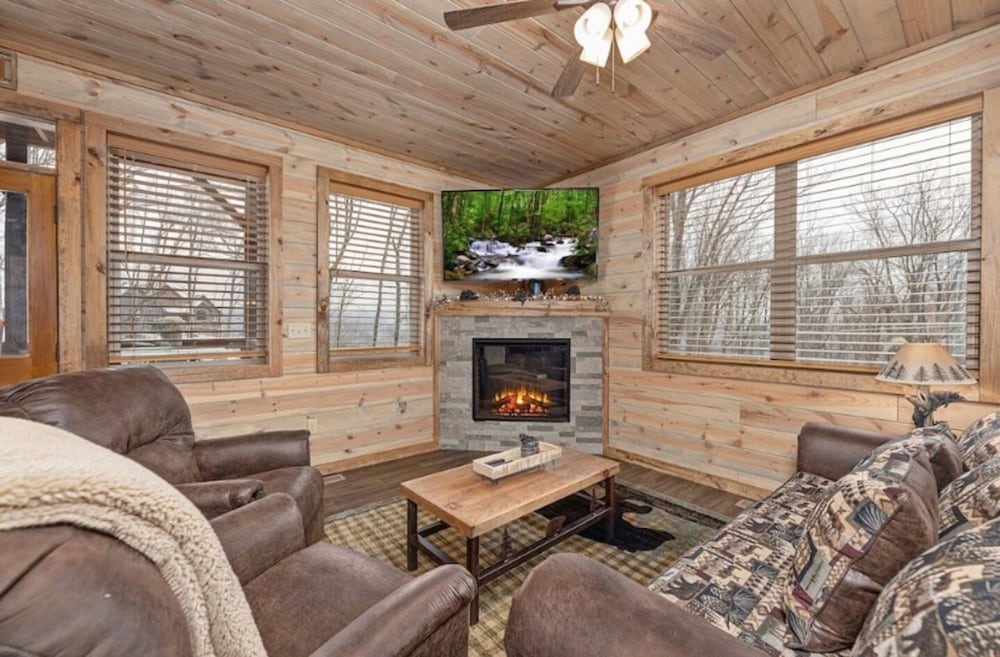 Lux Cabin Smoky Mtn View Dog Friendly Hot Tub