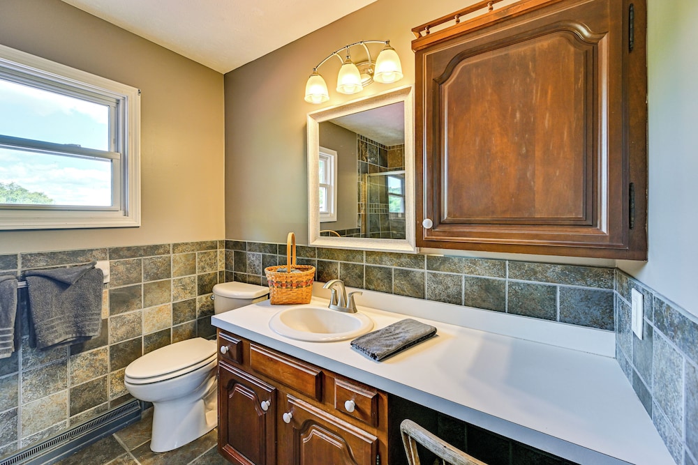 Rural & Private Dover Retreat: Close to Wineries!