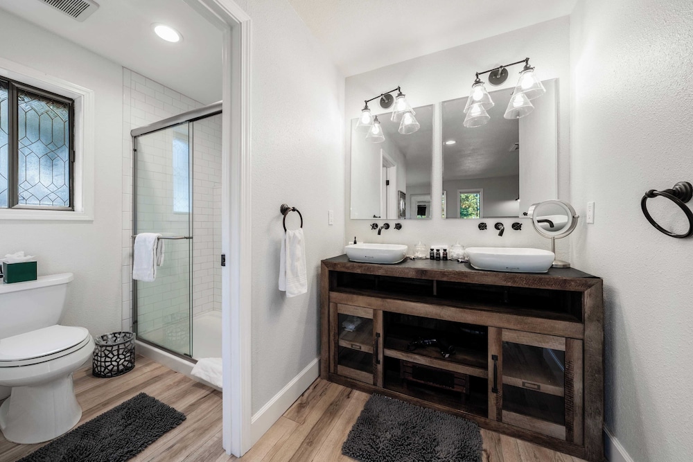 Geraldine Drive by Avantstay Hot Tub, Views, Walk to Trails + Game Room