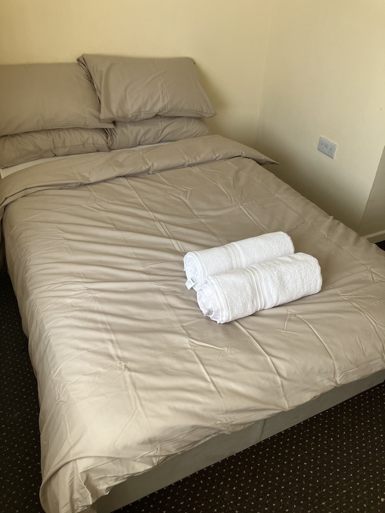 Immaculate 2-bed Apartment in Bury view 3