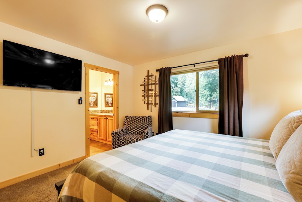 Hot Tub & Game Room: Ronald Retreat 2 Mi to Lake!