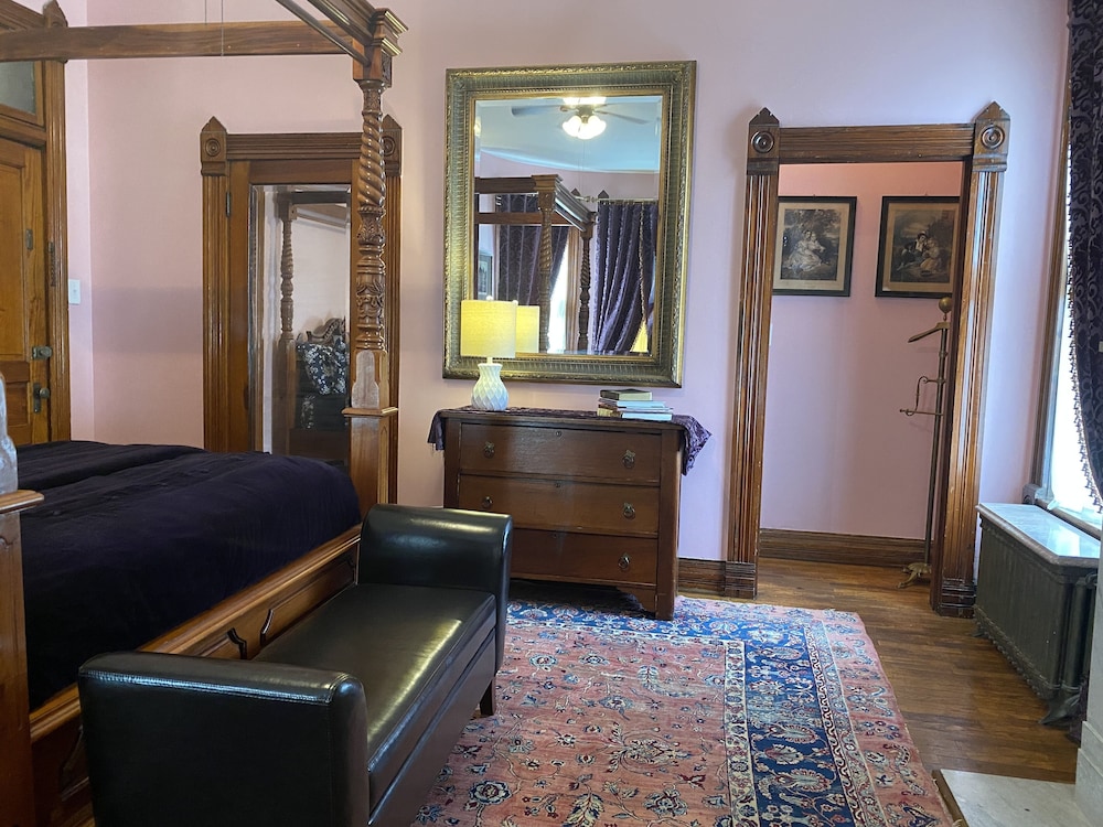 Vineyard Mansion & Carriage House Bed & Breakfast