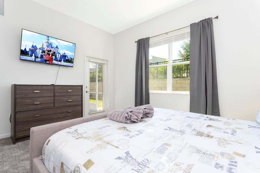 Modern 2Bd Townhome Minutes to Disney w Waterpark
