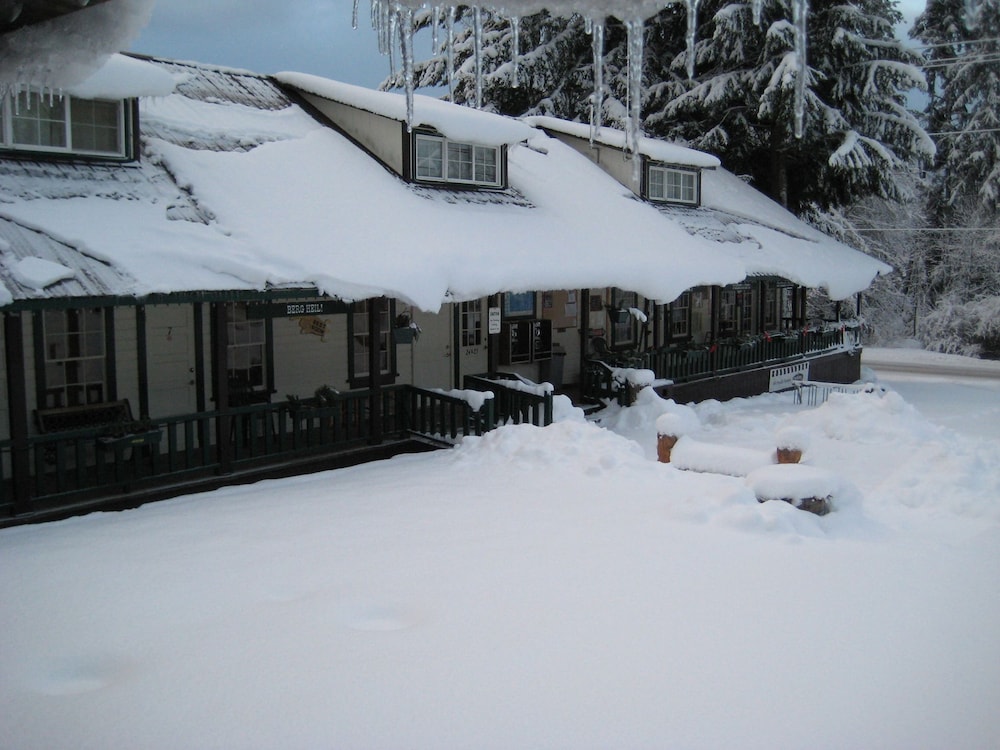 Whittaker's Motel & Historic Bunkhouse