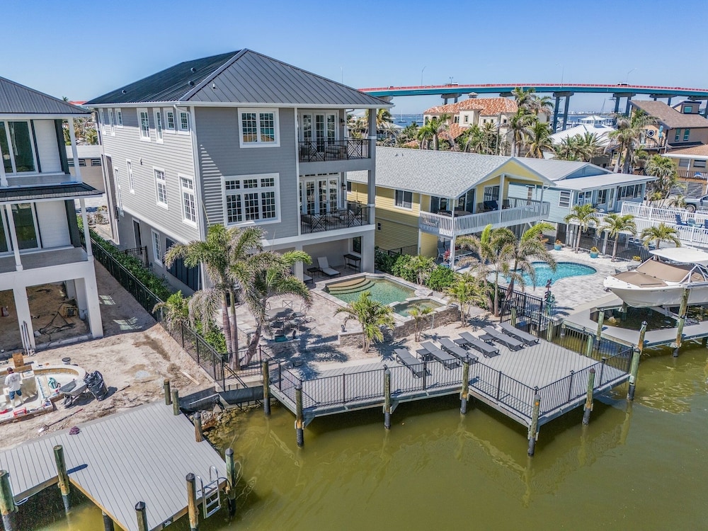 260 Coastal Luxe Retreat: 5bd/4.5ba, Pool & Spa, Water Views 5 Bedroom Home