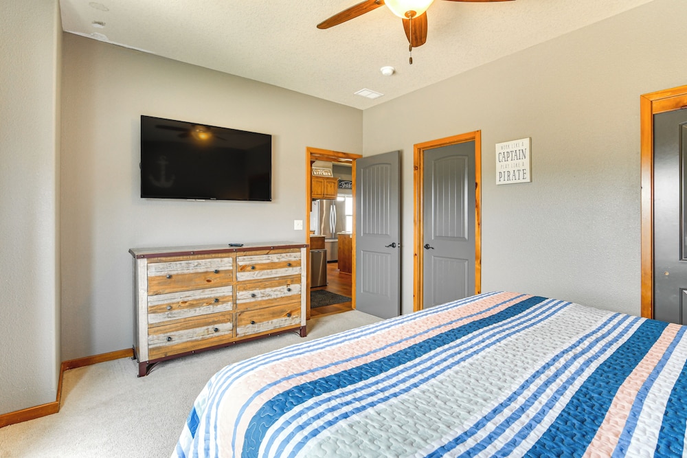 Game Room & Hot Tub: Spacious Retreat in Hollister