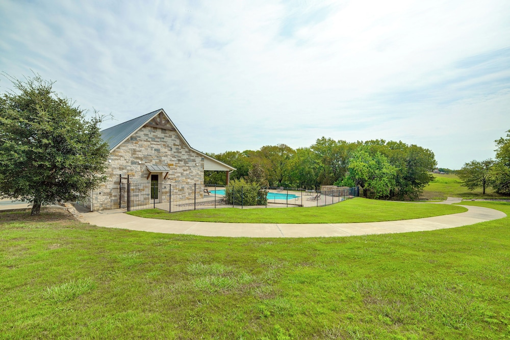 Spacious Texas Retreat w/ Community Pool