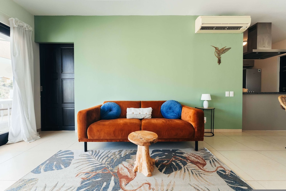 Seabreeze Retreat Stylish Blue Bay Residence