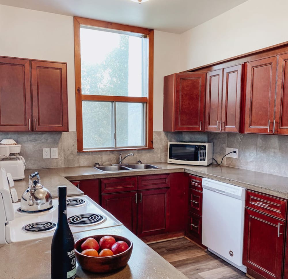 6 bdrm Cottage with Private Beach Access, BBQ, Outdoor Hot Tub, Sauna, Ping Pong Table, Petfriendly