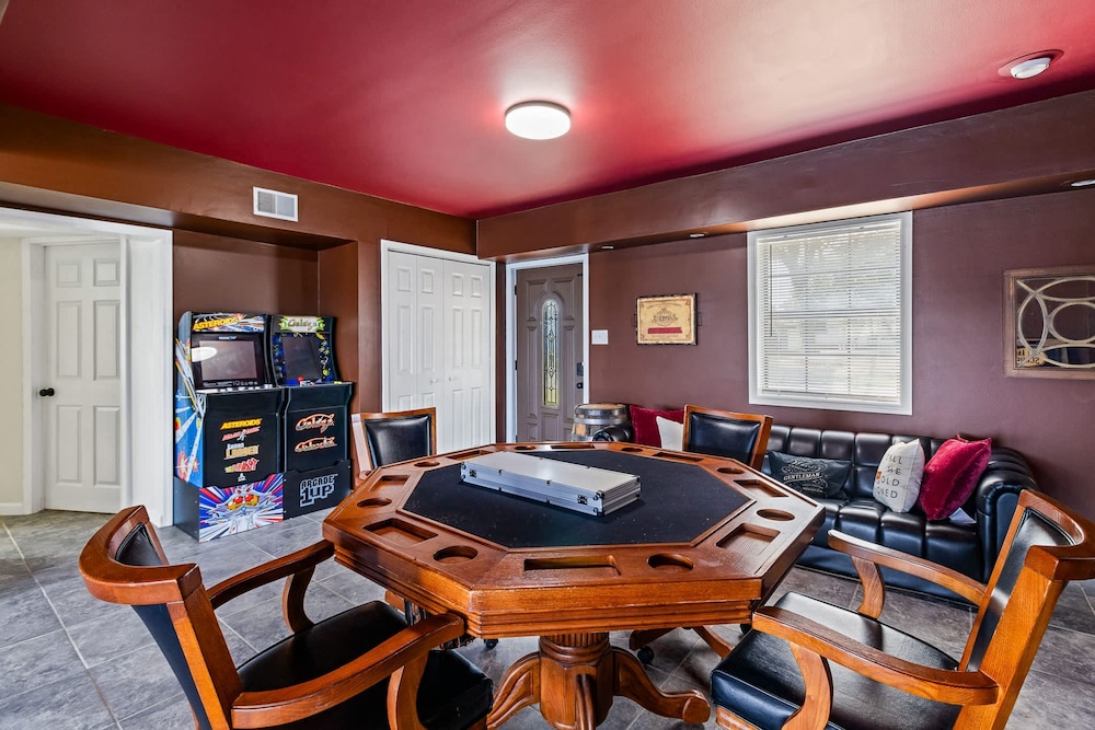 Renovated River Home Hot Tub Sauna Game Room
