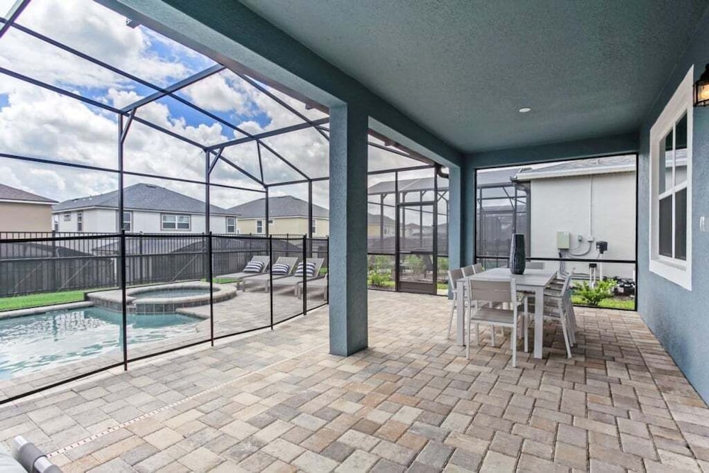 Luxury High Ceilings Pool, Spa Beautiful Home! 6 Bedroom Villa
