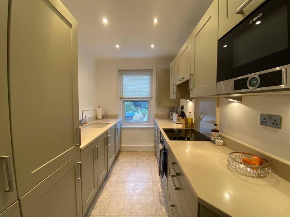 Luxurious, Spacious, Quiet, Near Beaches and Town view 4