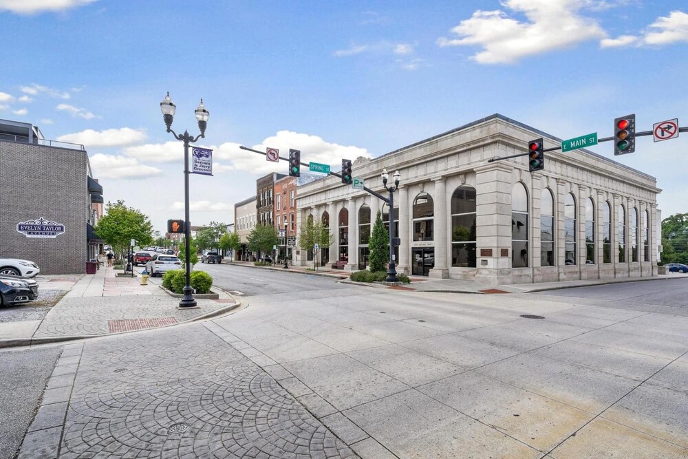 Luxurious Downtown Townhouse view 3