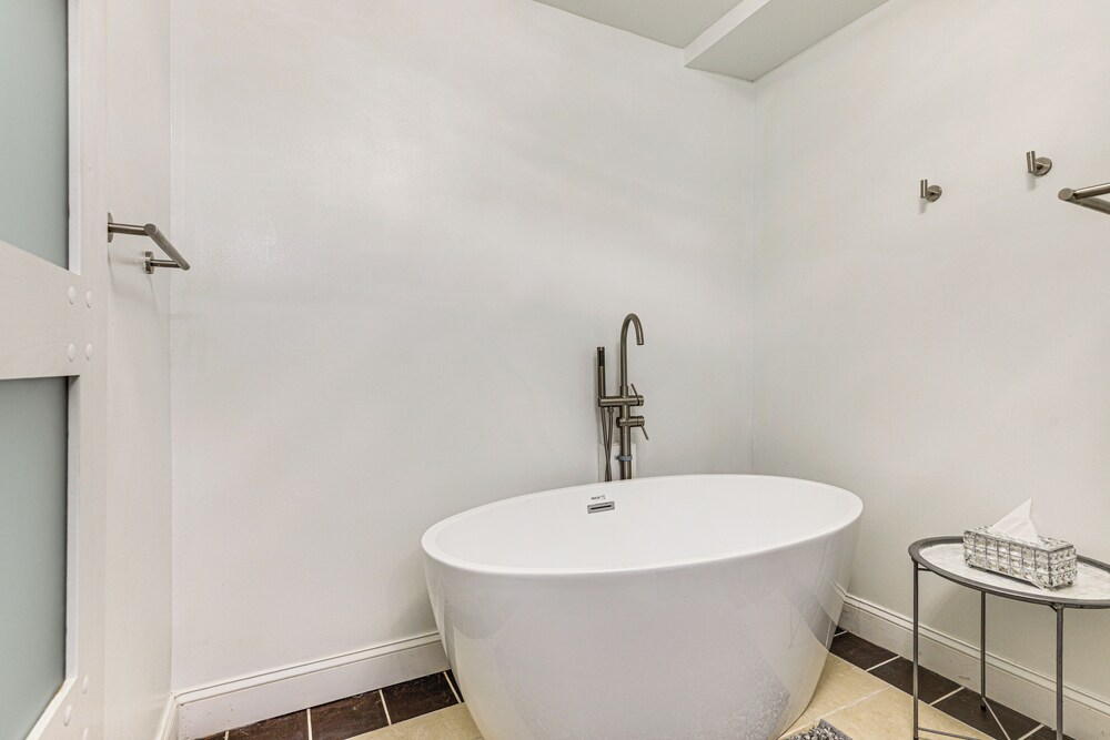 Walk to Beach: Elegant Escape in Lusby!