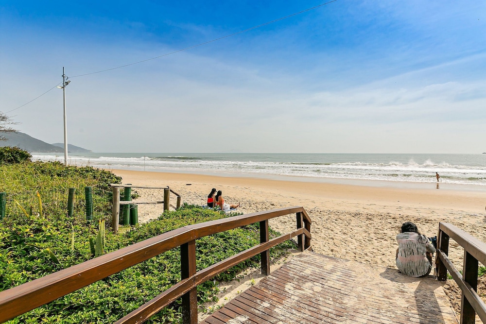 Apto em Condominio pe na Areia, c/ Piscina Mhr308