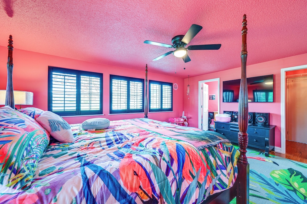 9 Mi to Spanaway Park: Home w/ Indoor Hot Tub