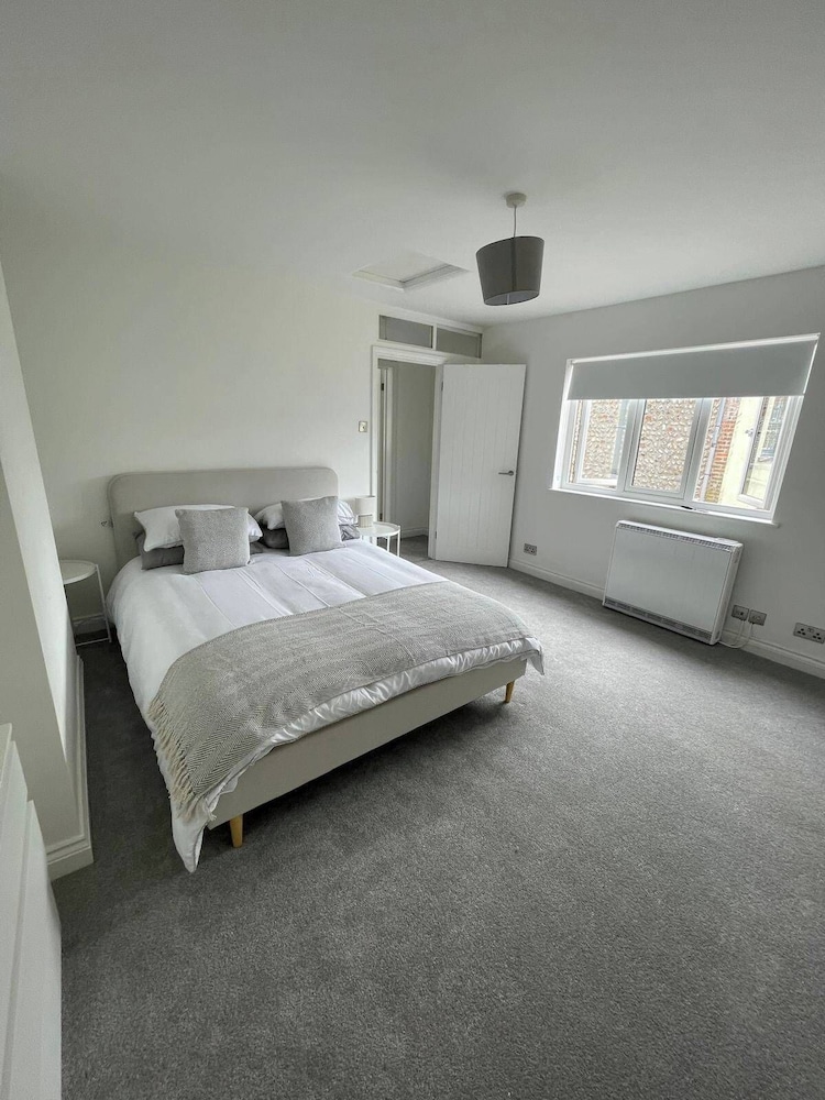 Seaside Retreat - Sleeps 5, Garden & Parking