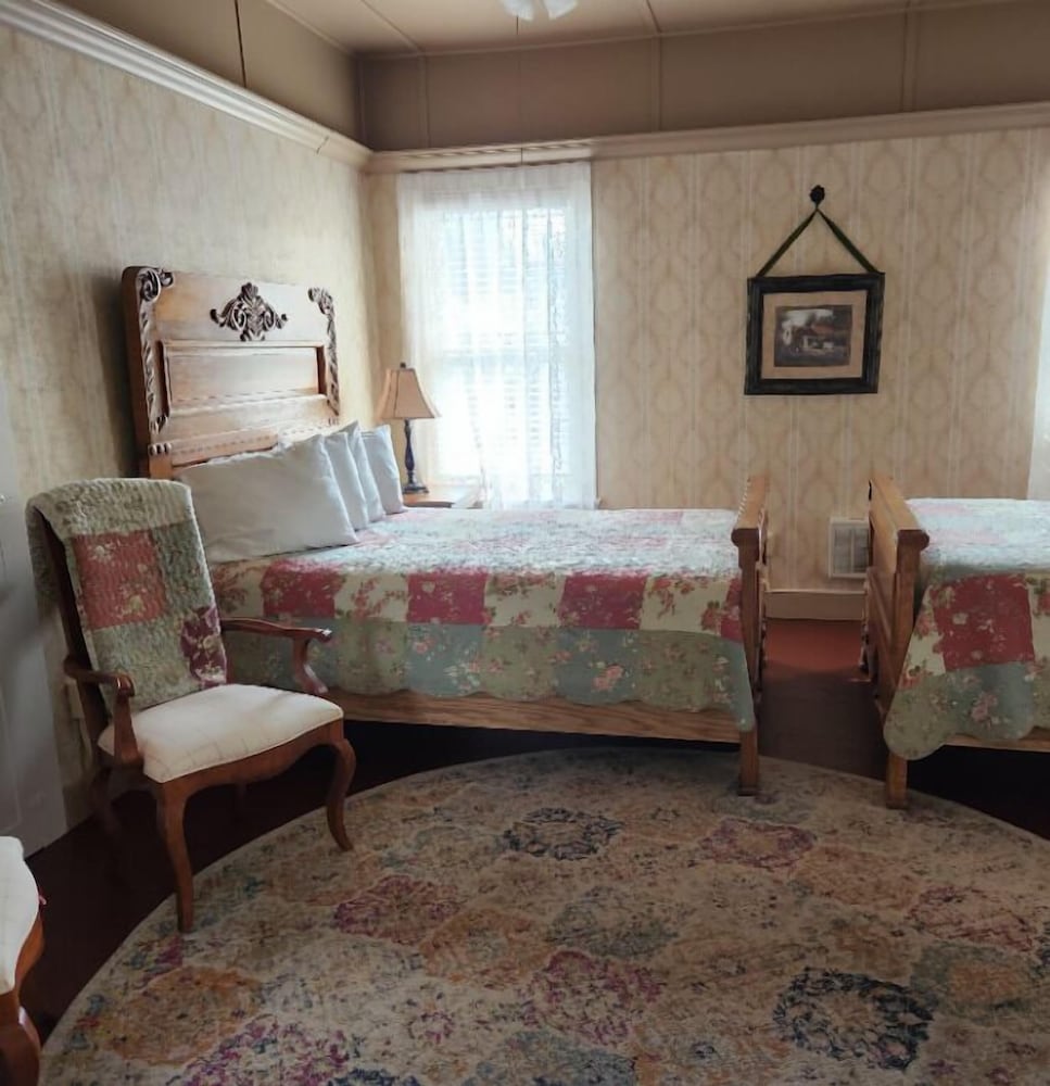 Fairweather Inn and Nevada City Cabins