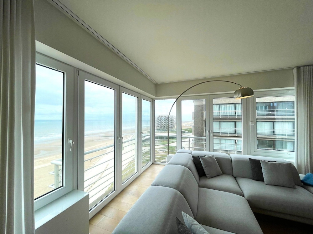 Apartment by Epernay Square With Sea View