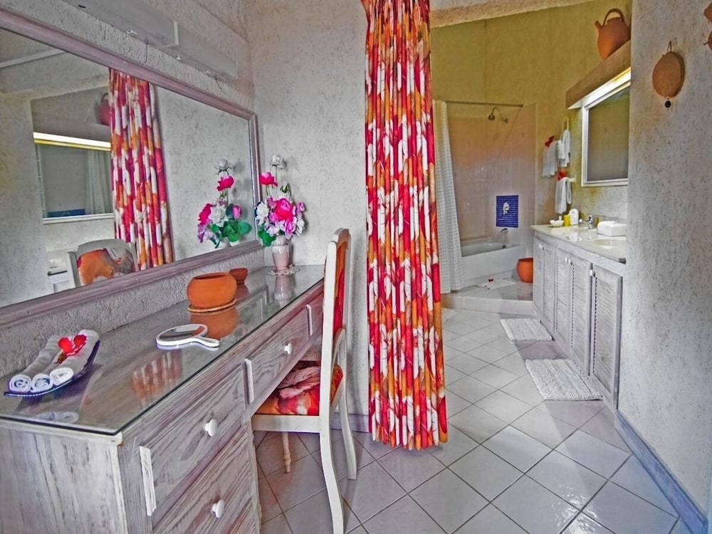 Sea Symphony Barbados - 6 B R Beachfront Villa w Staff