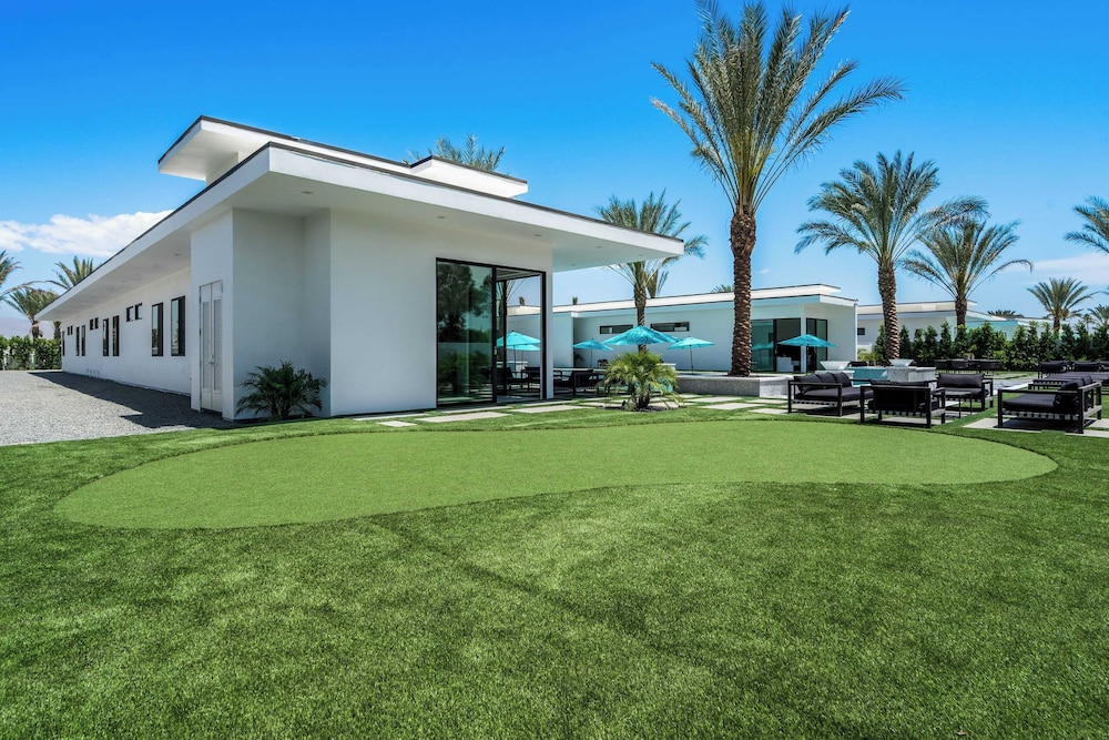 Sleeps 26 Pool, Hot Tub, Pickleball & Putting Green Bravo Villa #12 by Avantstay