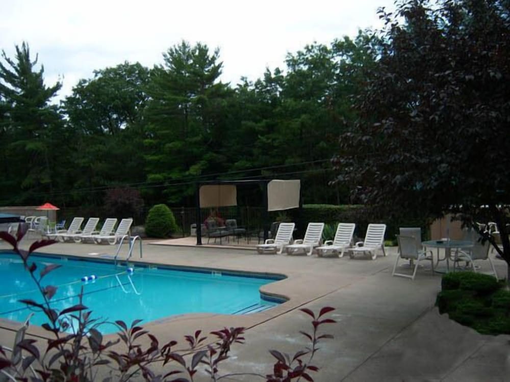 Tall Pines Motel