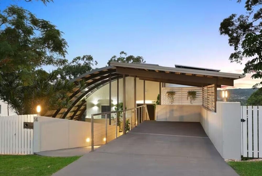 6 Bedroom Oasis in Burleigh Heads